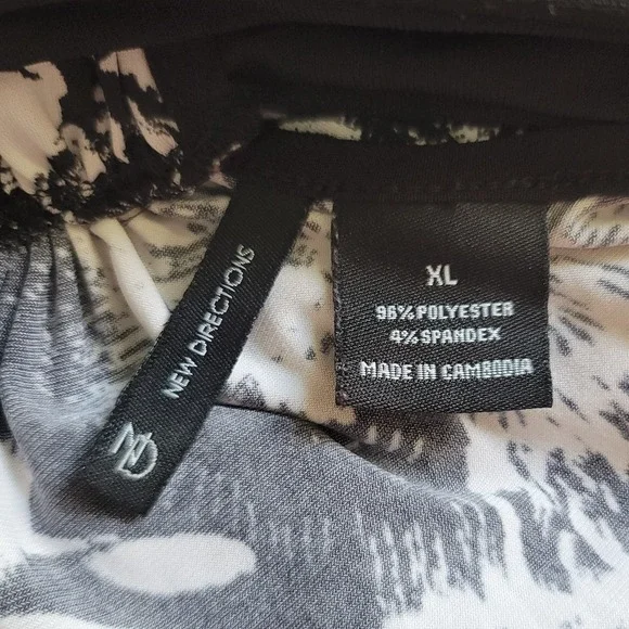 NEW DIRECTIONS Tunic Top Size XL B&W Floral Racerback Zipper Ruffle Front Blouse - Picture 3 of 5